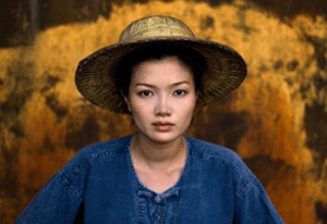 a local thai woman wearing a straw hat - photo review by Steve McCurry