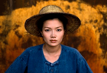 a local thai woman wearing a straw hat - photo review by Steve McCurry